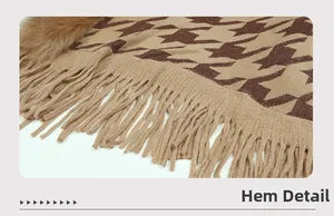 Dettaglio del poncho in maglia pied de poule kaki con bordo a frange e finiture morbide