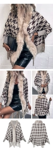 Dettagli del poncho in maglia pied-de-poule con collo in pelliccia e orlo con frange