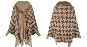 Vista fronte e retro del poncho pied-de-poule marrone con collo in pelliccia e nappe