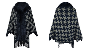 Dettagli del poncho in maglia pied-de-poule con collo in ecopelliccia e bordo con frange
