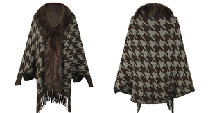 Vista frontale e posteriore del poncho pied-de-poule con collo in pelliccia e nappe