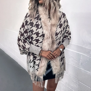 Poncho in maglia pied-de-poule da donna con collo in pelliccia sintetica e frange