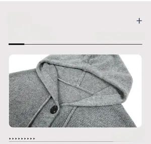Detail der grauen Strickjacke mit schwarzem Knopf und strukturierter Kapuze