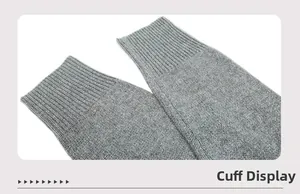Detailansicht der gerippten Manschette an einem grauen Strickcardigan mit Textur
