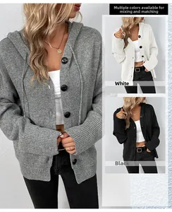 Nahaufnahme der Kapuzenstrickjacke mit Rippbündchen und dekorativen Knöpfen