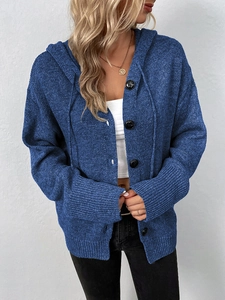 Nahaufnahme der dunkelblauen Kapuzenstrickjacke mit schwarzen Knöpfen und Rippbündchen