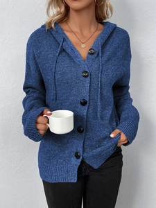 Detail der dunkelblauen Strickjacke mit Kapuze, großen schwarzen Knöpfen und Struktur