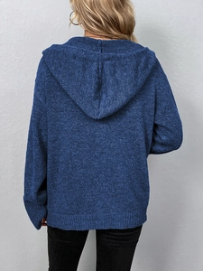 Rückansicht eines blauen Strick-Cardigans mit Kapuze, Rippbündchen und lockerem Schnitt