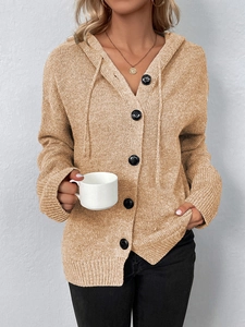 Detail der khakifarbenen Strickjacke mit Kapuze, schwarzen Knöpfen und grober Textur