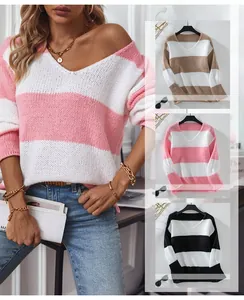 Dettaglio del maglione a maglia a righe con scollo a V e spalla scesa strutturata