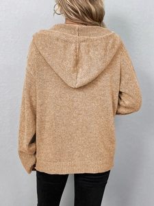 Rückansicht der übergroßen khakifarbenen Strickjacke mit Kapuze und Rippenbündchen