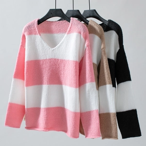 Dettagli di maglioni in maglia con scollo a V e strisce rosa, kaki e nere alla moda