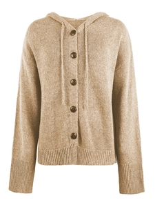 Details des khakifarbenen Kapuzenstrickjacke mit Knopfverschluss und Rippbündchen-Textur