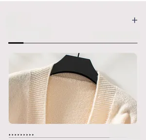 Détail de l'encolure en maille fine et texture côtelée sur le cardigan beige chic