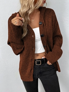 Details der dunkelbraunen Strickjacke mit schwarzen Knöpfen und Kapuzen-Design