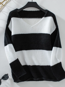 Dettaglio del maglione a righe con scollo a V e trama in maglia morbida e calda