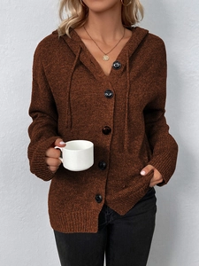 Details der Stricktextur des dunkelbraunen Kapuzen-Cardigans mit großen schwarzen Knöpfen