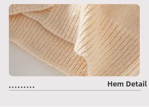 Gros plan sur l'ourlet en maille côtelée beige montrant la texture et la douceur