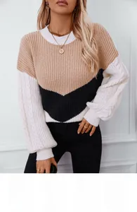 Detailliertes Zopfmuster auf lockerem Colorblock-Pullover mit braun-beigen Ärmeln
