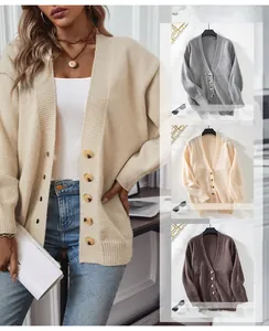 Détail du gilet en maille à col en V montrant la texture côtelée et le boutonnage simple