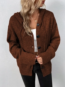 Detail der karamellfarbenen Kapuzenstrickjacke mit Textur und großen schwarzen Knöpfen