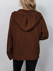 Rückansicht eines braunen Strick-Cardigans mit Kapuze, klarer Textur und Oversize-Passform