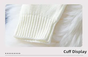 Détail des poignets en tricot côtelé sur un cardigan blanc élégant en laine douce et chaude