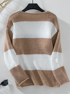 Dettaglio della trama a maglia a righe marroni e bianche su un maglione largo casual