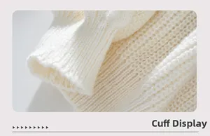 Nahaufnahme des Rippbündchens und der groben Strickstruktur am weißen Pullover