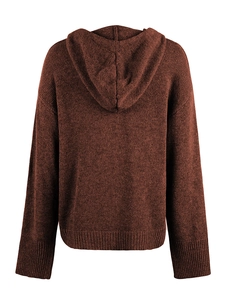 Detailansicht der braunen Strickjacke mit Kapuze, Rippsaum und Rückenstruktur