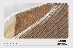 Detailansicht des Kontraststrickgewebes mit grober Textur und geripptem Waffelmuster