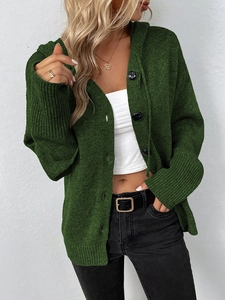 Detailansicht der dunkelgrünen Strickjacke mit Kapuze und großen schwarzen Knöpfen