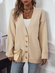 Gilet en maille avoine avec boutons ambrés et col en V pour un look automnal épuré
