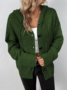 Details einer dunkelgrünen Grobstrickjacke mit großen Knöpfen und Kapuze
