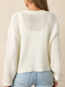 Vue arrière du cardigan en maille blanc cassé élégant avec épaules tombantes et bords-côtes