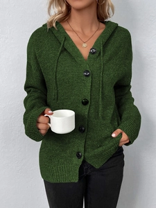 Detail der dunkelgrünen Grobstrickjacke mit Kapuze und schwarzen Knöpfen Textur