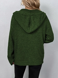 Rückansicht der waldgrünen Kapuzenstrickjacke mit dicker Textur und Rippbündchen am Saum