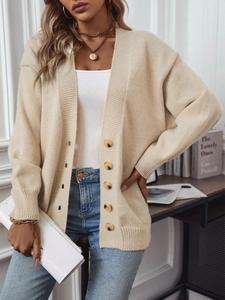 Gilet chic en maille beige à col en V avec boutons marbrés pour style automnal