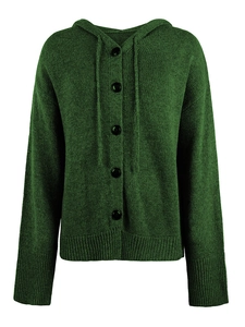 Detailansicht der dunkelgrünen Kapuzenstrickjacke mit Rippbündchen und schwarzen Knöpfen