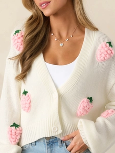 Détail de fraises au crochet 3D sur un cardigan blanc élégant à col en V pour femmes
