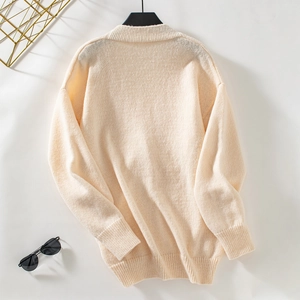 Gros plan du cardigan en maille crème avec texture nervurée et bordure en côtes