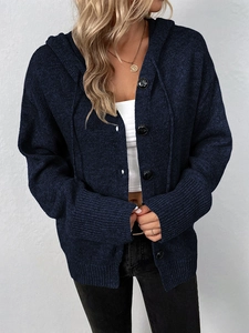 Detail der dunkelblauen Strickjacke mit Kapuze, Kordelzug und großen Knöpfen vorne