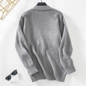 Détail du dos d'un cardigan gris en maille avec poignets côtelés et coupe large