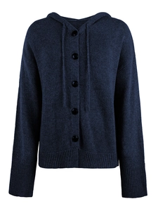 Detail der marineblauen Strickjacke mit Kapuze, Knopfverschluss und Rippbündchen