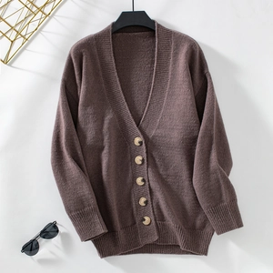 Détail du cardigan en maille marron à col en V avec boutons en écaille et bords-côtes
