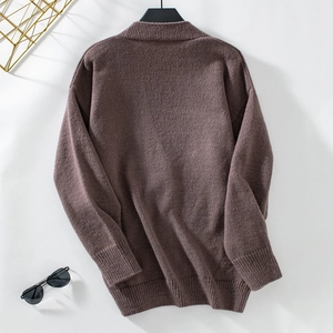 Vue détaillée du dos d'un cardigan en maille marron avec poignets et ourlet côtelés