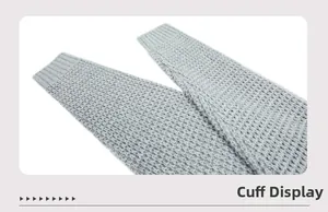Nahaufnahme der grauen Strickjackenmanschette mit Wabenstruktur und Rippstrickdesign