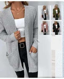 Detailansicht der Damen Strickjacke mit großen Seitentaschen und Rippbündchen