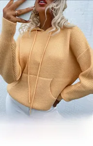 Détail de la maille d'un pull à capuche jaune pour femme avec poche kangourou frontale