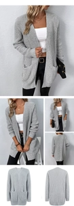 Details der grauen Strickjacke mit grober Textur und großen aufgesetzten Taschen